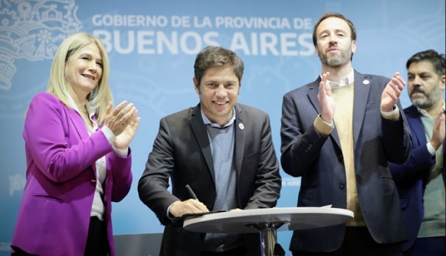 Kicillof transfirió montos millonarios a los municipios y cuestionó la motosierra de Milei