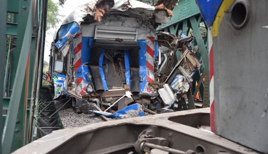 Choque de trenes: al menos 90 heridos y un encendido debate sobre las causas