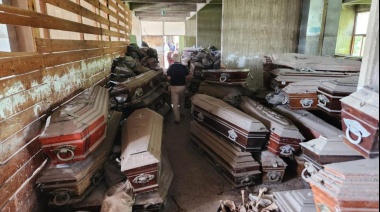 Hallan 500 cajones abandonados y restos humanos en bolsas en el Cementerio de La Plata