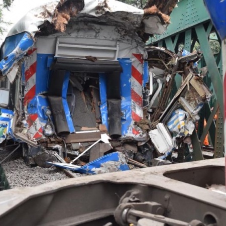 Choque de trenes: al menos 90 heridos y un encendido debate sobre las causas