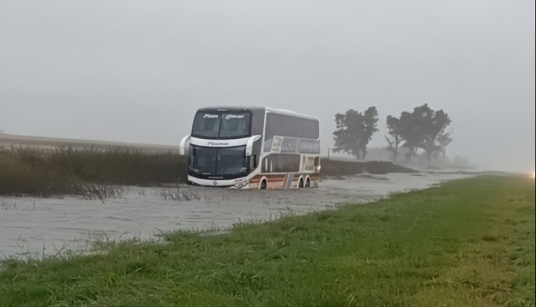 Un micro se despistó en la Ruta 5 y los pasajeros fueron evacuados en lancha