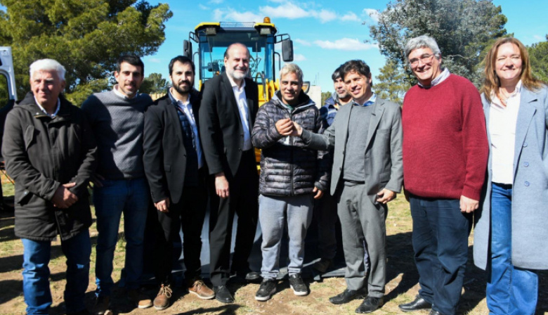 Axel Kicillof y Javier Rodríguez entregaron maquinaria para mejorar los caminos