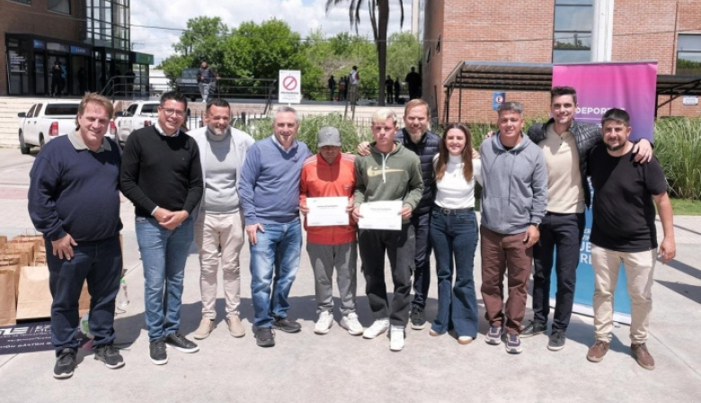 Ezeiza: Larroque y Granados entregaron subsidios y equipamiento deportivo