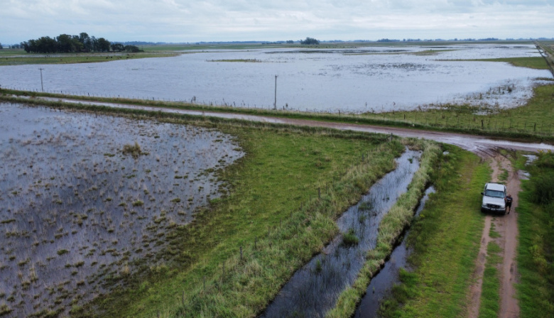 Inundaciones: miles de hectáreas bajo agua y reclamo por obras inconclusas