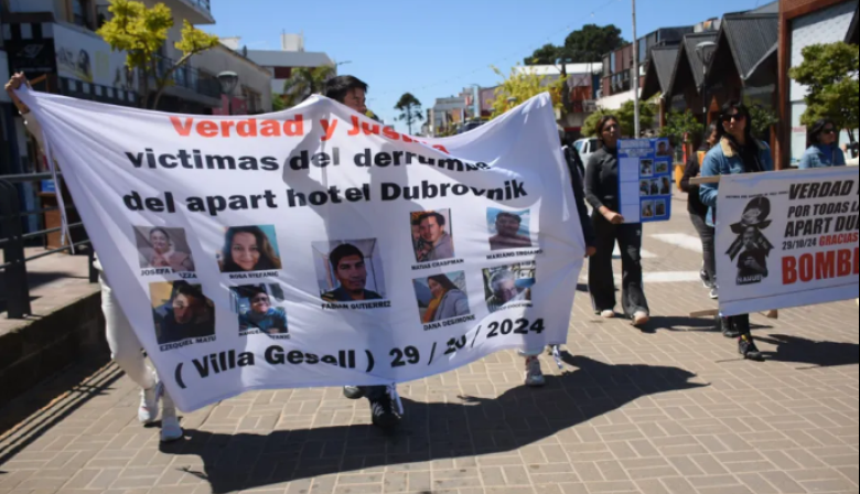 Villa Gesell: parientes y vecinos de los fallecidos en el derrumbe del Dubrovnik marcharon para reclamar justicia