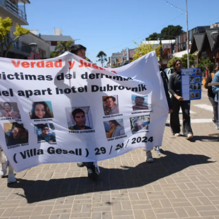 Villa Gesell: parientes y vecinos de los fallecidos en el derrumbe del Dubrovnik marcharon para reclamar justicia