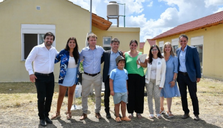 Kicillof entregó viviendas, una ambulancia y firmó convenios para obras en Olavarría