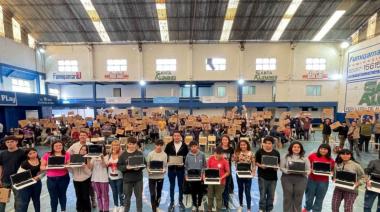 Estudiantes de secundarios de La Costa recibieron más de 300 computadoras