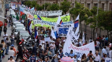 Estatales, judiciales, médicos y docentes bonaerenses se movilizan "en defensa de los trabajadores"