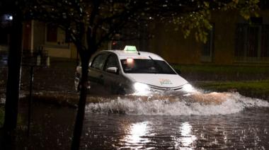 Barrios inundados en La Plata por la caída de granizo y el fuerte temporal