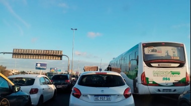 Colapso en autopista Buenos Aires - La Plata por protesta de propietarios de micros