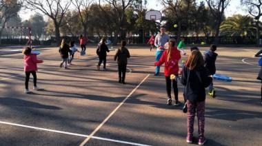 Kinesiólogos bonaerenses trabajan para revisar posturas durante la actividad física de los chicos