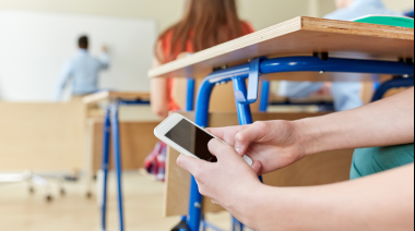 El Senador de Avellaneda Emmanuel Santalla presentó un proyecto de Ley para restringir los celulares en las escuelas