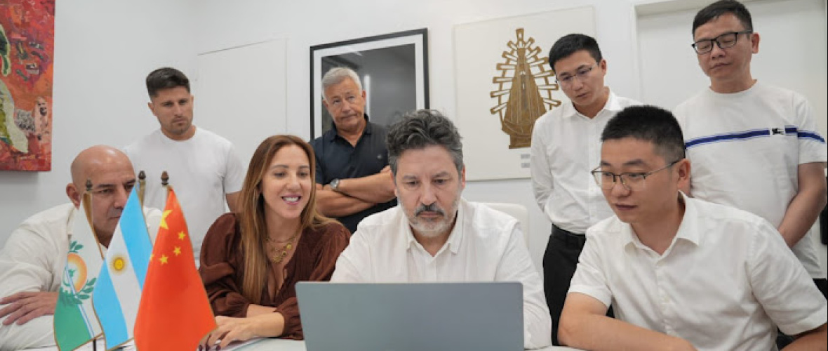 Merlo firmó un acuerdo con una empresa china para instalar un centro logístico