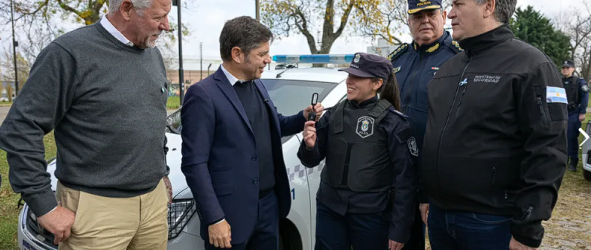 Kicillof irónico con Adorni: "Estoy buscando un pendrive para la provincia"