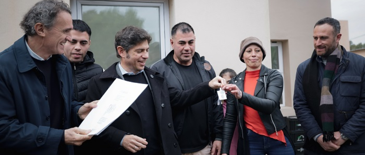 Kicillof entregó viviendas y escrituras a familias de Tapalqué