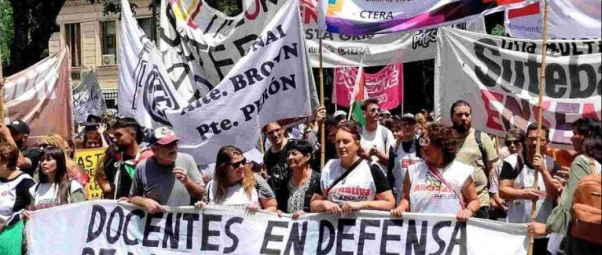 Axel Kicillof recibe un nuevo reclamo docente por salarios y condiciones laborales