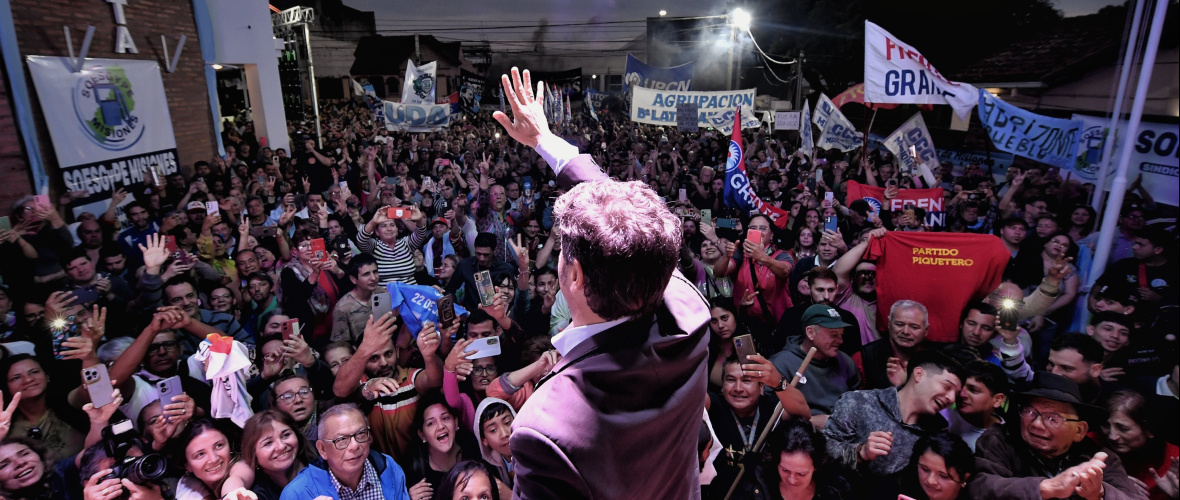 Kicillof juega fuerte en un acto en Avellaneda, con impronta federal y aires de lanzamiento