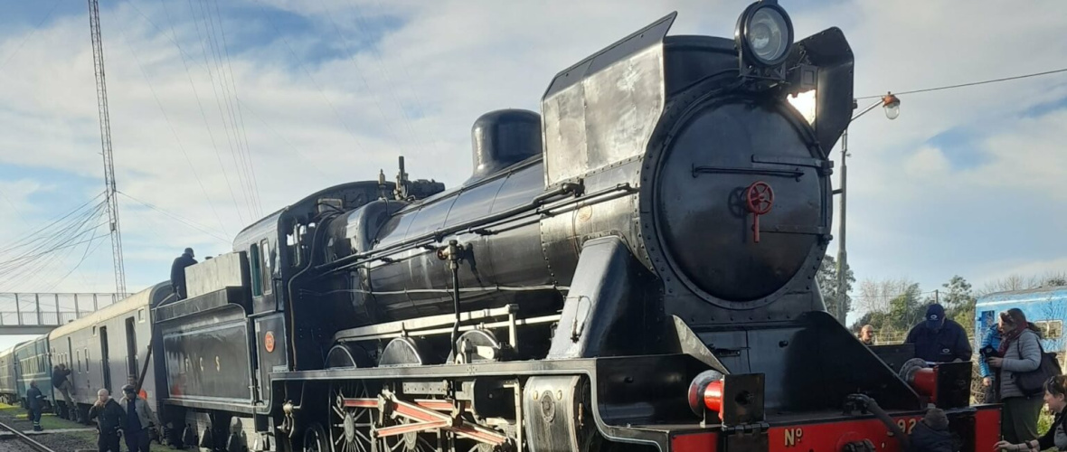 Una locomotora a vapor vuelve a encender la ilusión de llegar a Mar del Plata