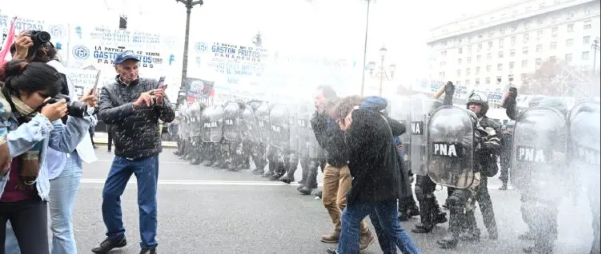 Incidentes en la Marcha Federal Universitaria: piedras y gases lacrimógenos