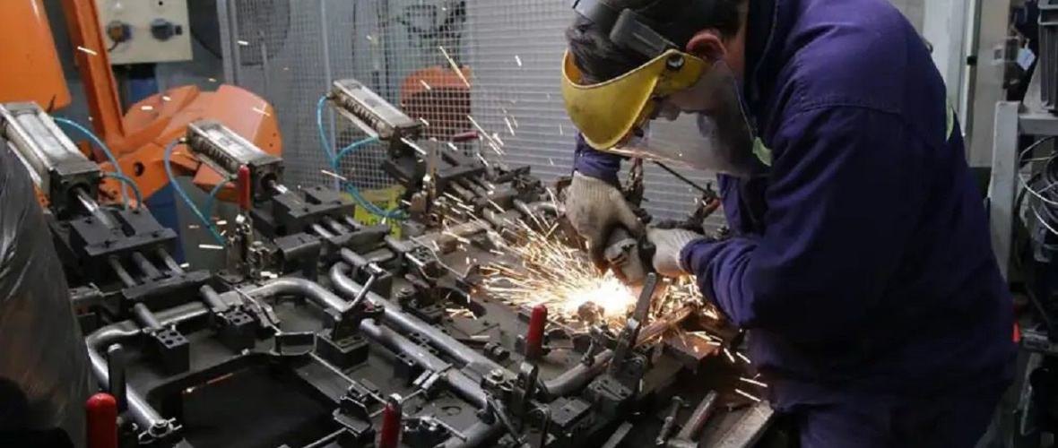 La actividad económica cayó 1,7% interanual en agosto, en pleno debate por la entrada en recesión