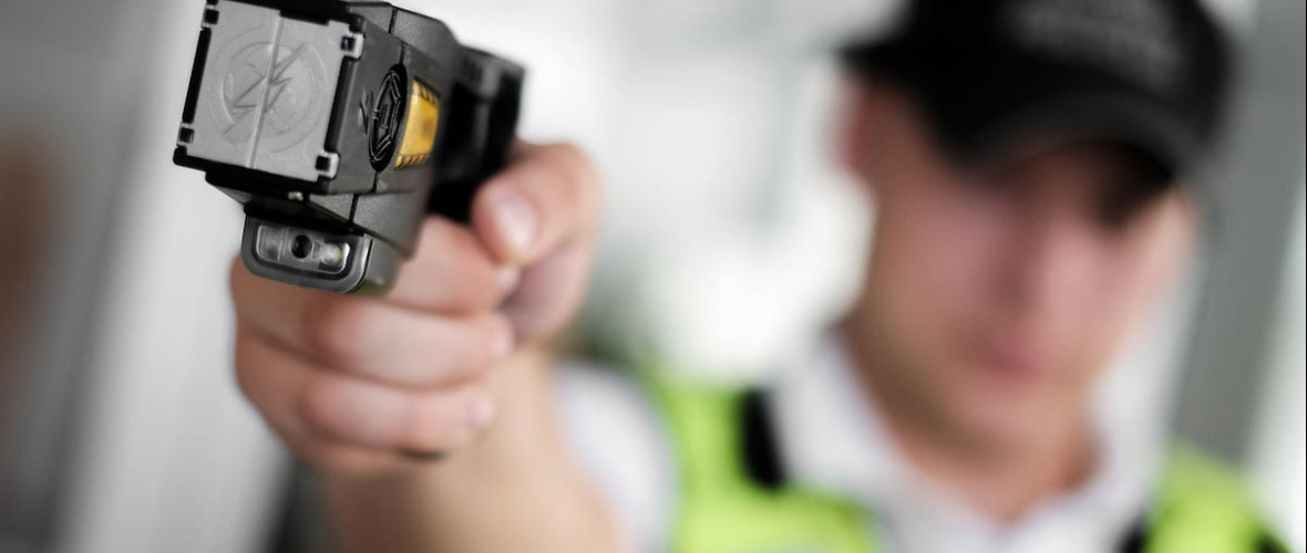 Avanza el proyecto de ley para habilitar las pistolas Taser en la Policía Bonaerense