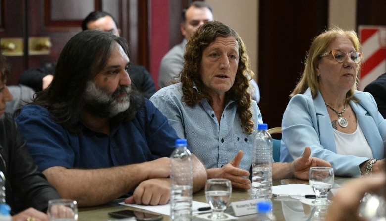 La Provincia acordó con estatales y docentes un nuevo aumento salarial ...