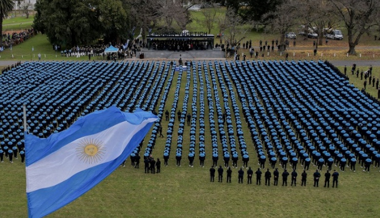 Más de 2.700 cadetes de la policía provincial juraron a la bandera