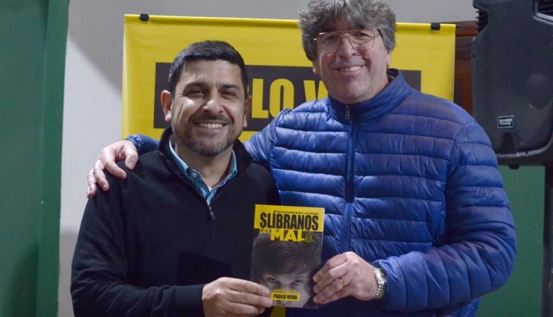 Luis Morales presentó el libro “$Libranos del Mal” en Merlo, junto a su autor Pablo Vera