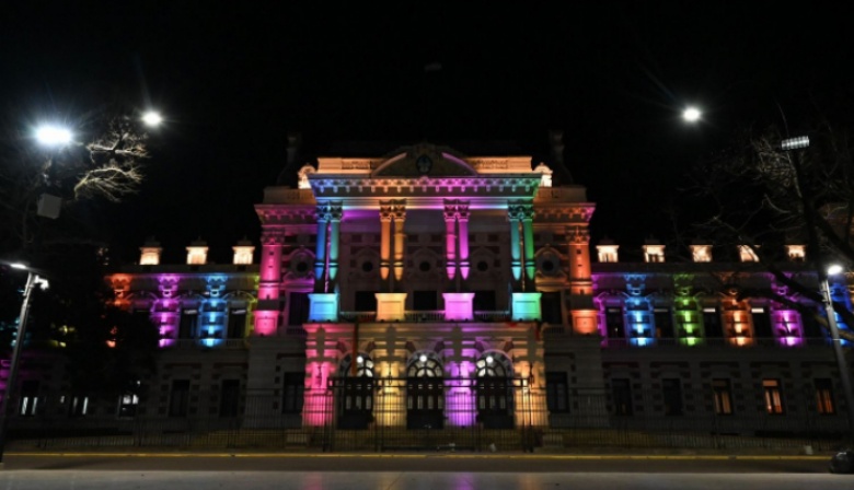 Iluminan la Casa de Gobierno bonaerense