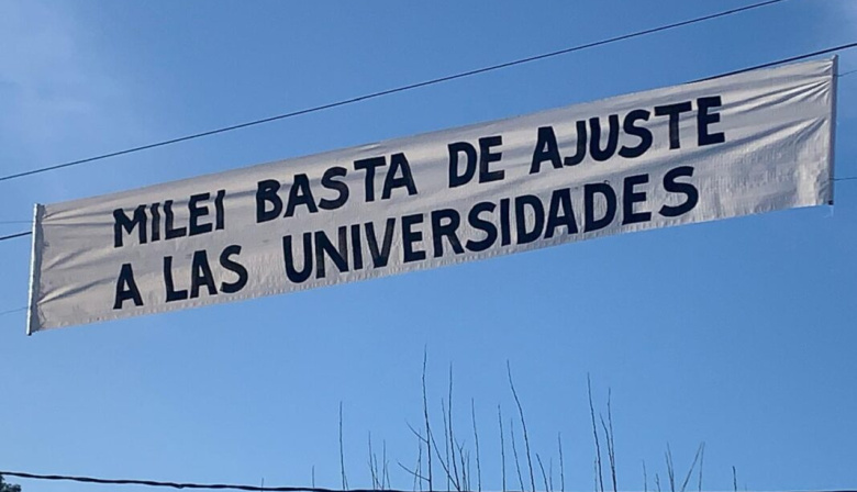 Con reclamos universitarios y pasacalles reciben a Milei en su visita a La Plata
