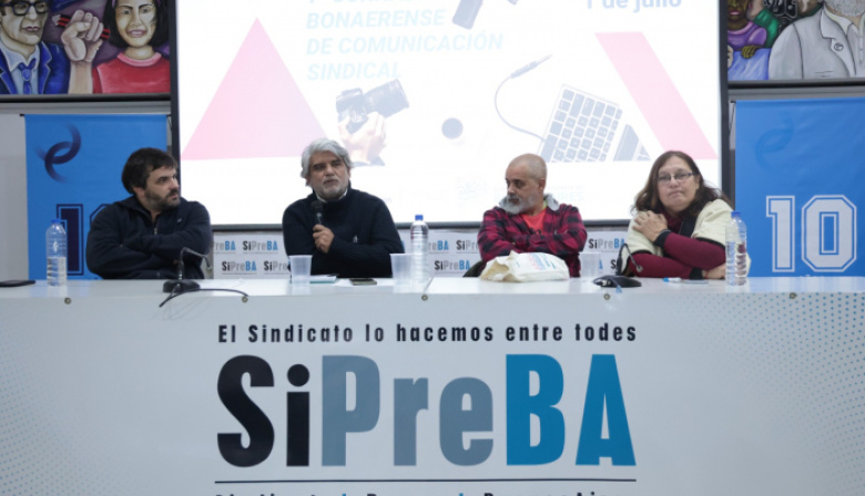 Correa: “Los trabajadores de prensa libran una gran batalla en su labor diaria”