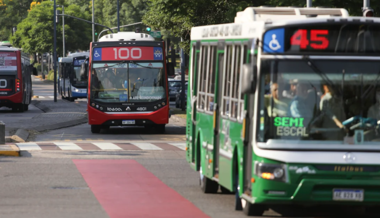 Desde 2027, los colectivos en CABA deberán ser eléctricos o a GNC