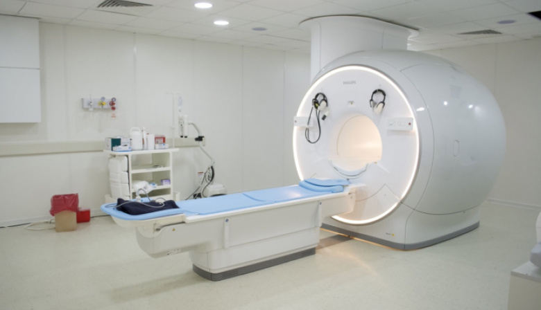 Kreplak inauguró un resonador y entregó equipamiento en el Hospital “Belgrano”