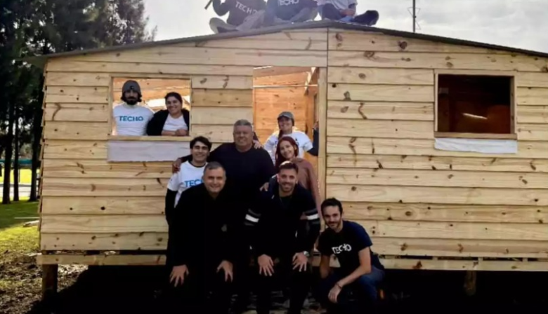 Bahía Blanca: familias afectadas por la inundación recibieron casas donadas por la AFA