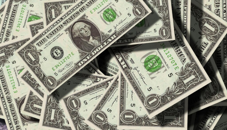 El dólar se disparó fuerte y quedó a $1.380, cerca del techo de la banda