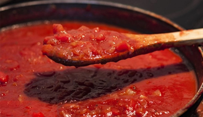 ANMAT prohibió un lote de tomate triturado tras detectar gusanos en envases