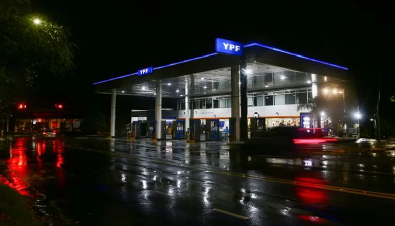 YPF duplicó el descuento por cargar nafta durante la madrugada: cómo acceder al beneficio