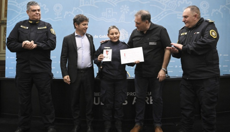 Kicillof entregó condecoraciones a oficiales de la policía provincial
