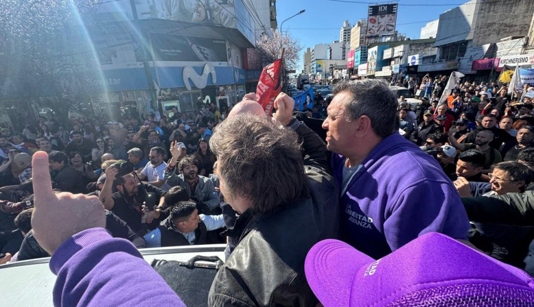 Milei suspendió su caravana en Lomas de Zamora entre manifestantes y abucheos