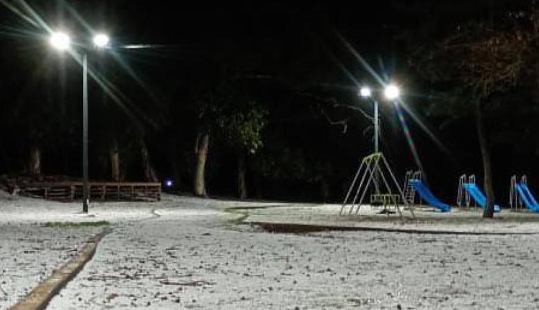 Necochea quedó cubierta de blanco tras una inesperada caída de granizo