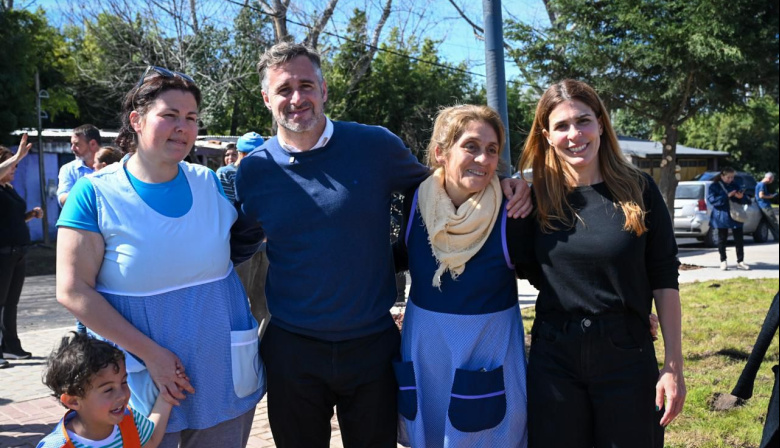 Vecinos y familias disfrutan de la plaza que transforma Río Luján