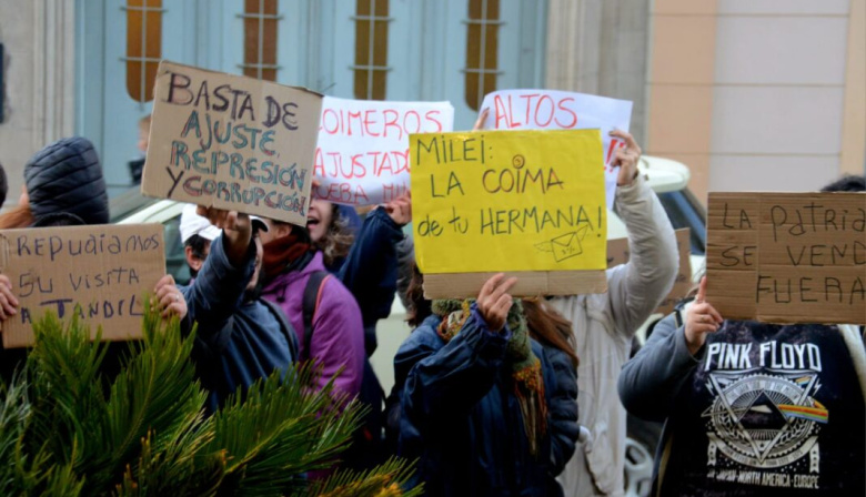 Protestas y repudio en Tandil durante la visita de campaña de La Libertad Avanza