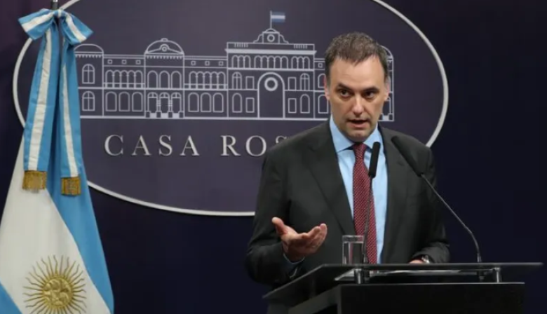 Adorni reconoció errores pero ratificó el rumbo del Gobierno