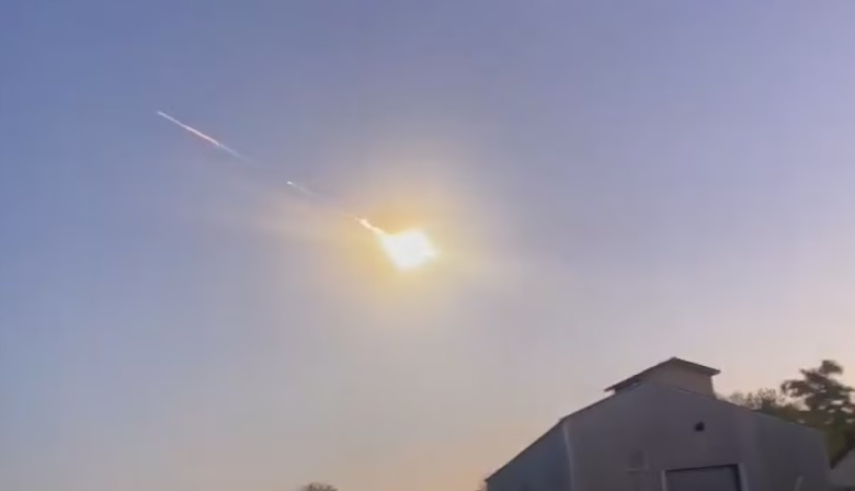 Una bola de fuego iluminó el cielo de Bahía Blanca y despertó la curiosidad de vecinos