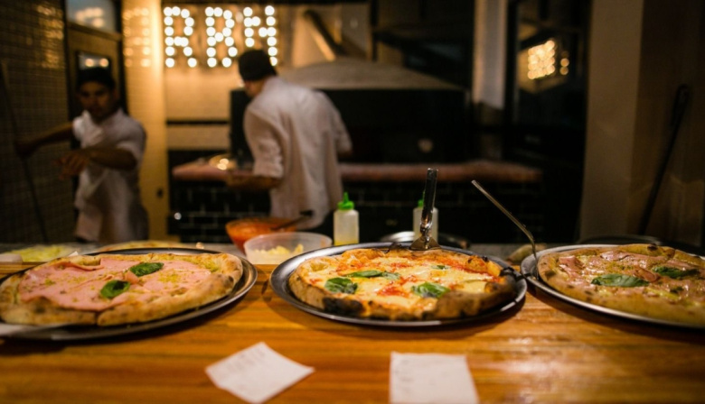 Descuentos del 50% y 3x2: dónde disfrutar La Noche de la Pizza y la Empanada en Buenos Aires