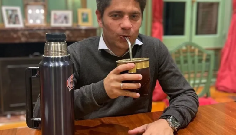 Kicillof ironizó “mateando” tras la marcha federal y el rechazo del veto al financiamiento universitario y pediátrico