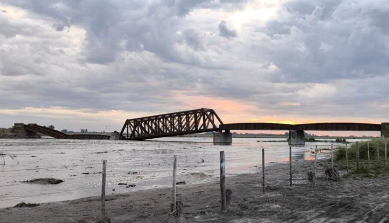 Se derrumbó un puente ferroviario en Chivilcoy y alertan por otro en la Ruta 5