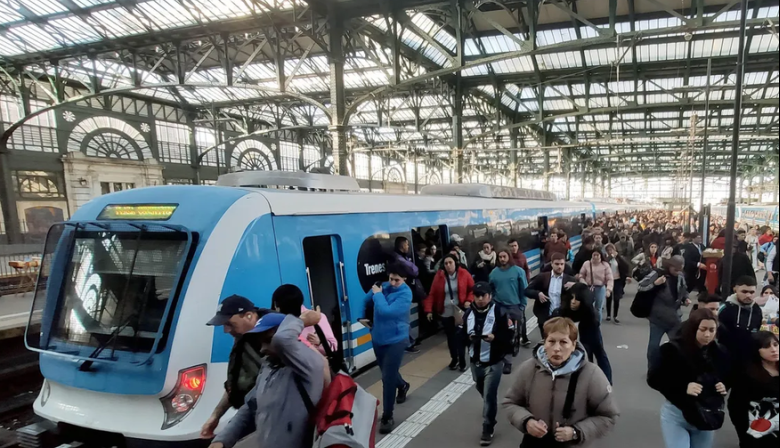 Tercer día de caos ferroviario en el AMBA: trenes demorados, cancelaciones y andenes colapsados