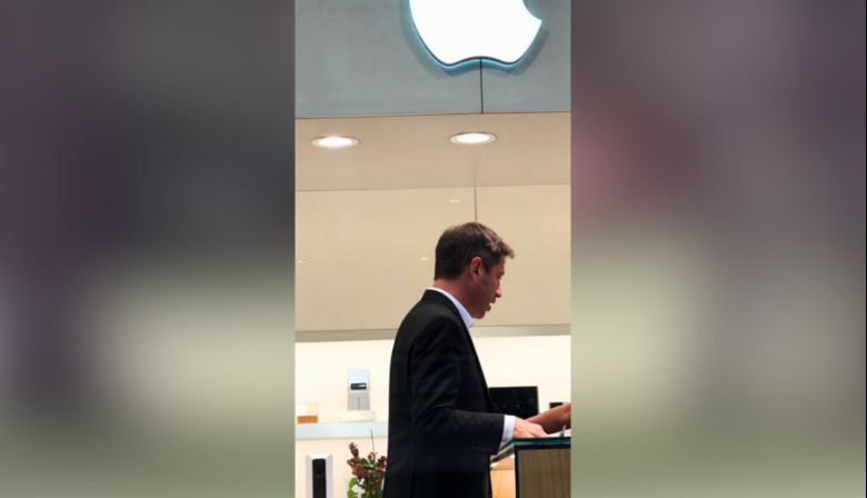 Kicillof desmintió una supuesta foto suya comprando en Apple Store de Nueva York